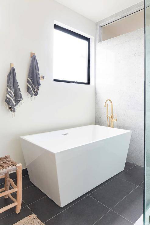 Freestanding Bathtub Design Ideas That Will Work In Any Bathroom [14+ Photos]