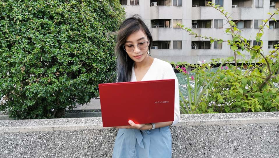 UNBOXING: ASUS VivoBook S14 in a youthful Resolute Red color!