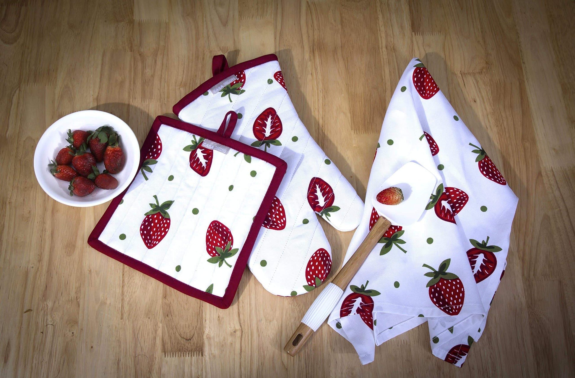 Organize with casa decors set of apron oven mitt pot holder pair of kitchen towels in a unique berry blast design made of 100 cotton eco friendly safe value pack and ideal gift set kitchen linen set